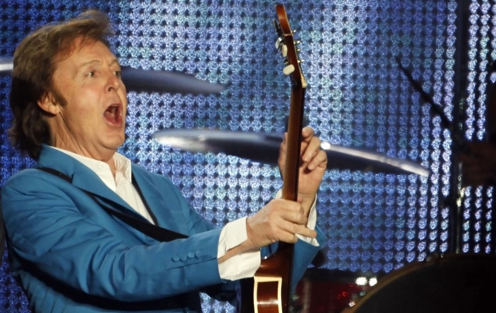 McCartney hecuje burácející publikum. Je to showman.