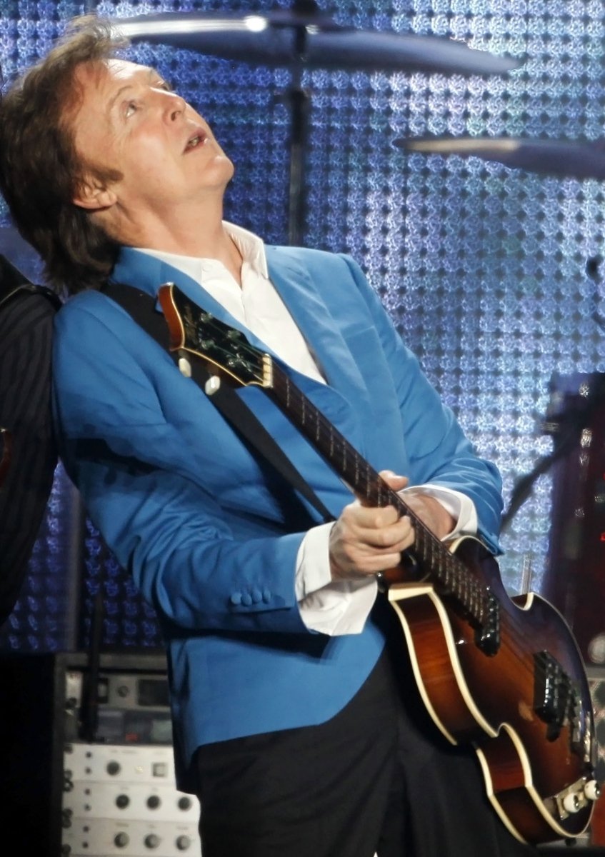 Paul McCartney si svou hudbu pořádně užívá. Diváci a posluchači ho milují.