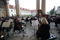 Tóny vážné hudby rozezněly Valdštejnskou zahradu. Pražský symfonický orchestr zahájil 88. sezónu