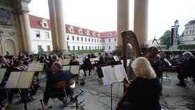 Tóny vážné hudby rozezněly Valdštejnskou zahradu. Pražský symfonický orchestr zahájil 88. sezónu