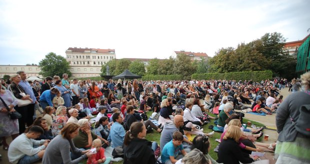 Valdštejnou zahradu rozezněly tóny Smetany nebo Brahmse v rámci   koncertu Symfonického orchestru hl. m. Prahy