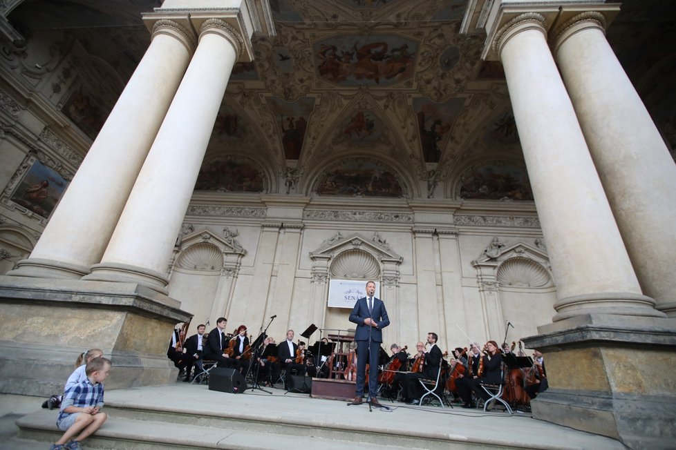 Valdštejnou zahradu rozezněly tóny Smetany nebo Brahmse v rámci   koncertu Symfonického orchestru hl. m. Prahy