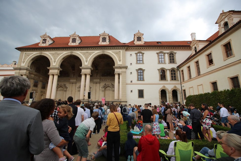 Valdštejnou zahradu rozezněly tóny Smetany nebo Brahmse v rámci   koncertu Symfonického orchestru hl. m. Prahy