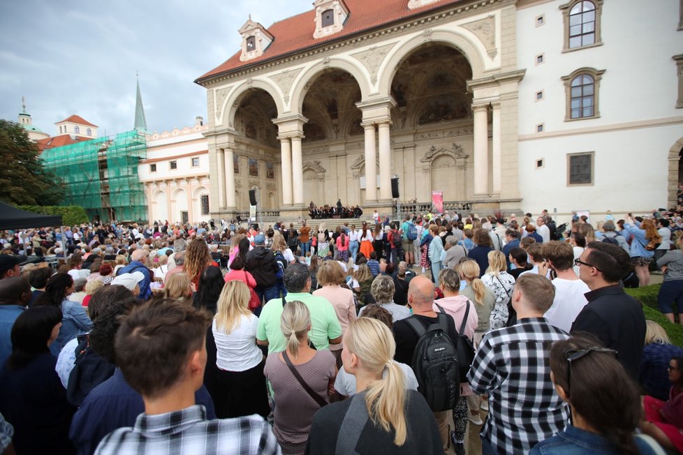 Valdštejnou zahradu rozezněly tóny Smetany nebo Brahmse v rámci   koncertu Symfonického orchestru hl. m. Prahy