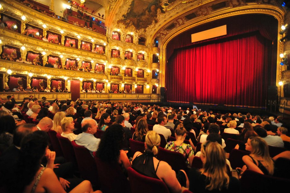 Koncert George Michaela se konal v krásných prostorách ve Státní opeře