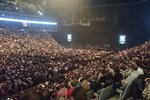 Lidé netrpělivě čekali na koncert v pražské O2 areně.