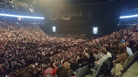 Lidé netrpělivě čekali na koncert v pražské O2 areně.