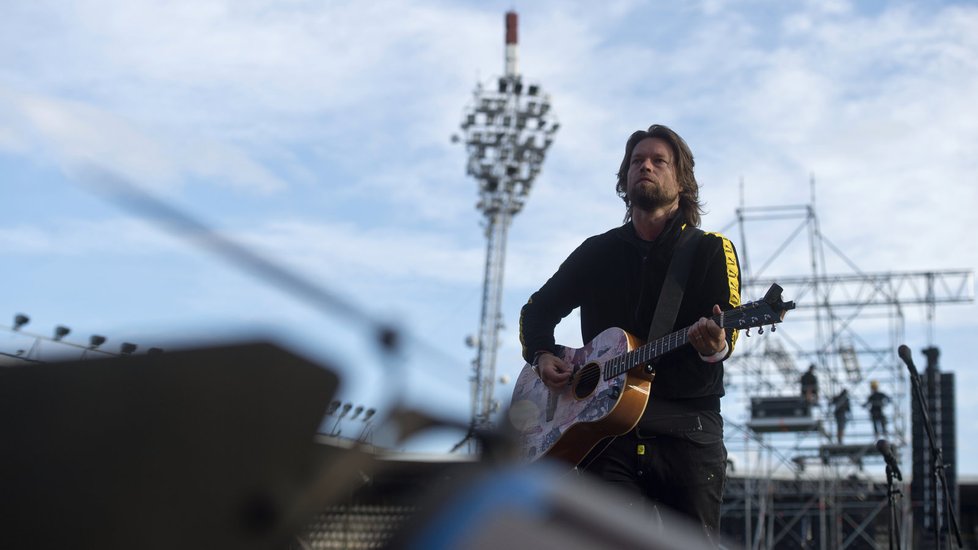 Na fotbalovém stadionu na Strahově zahrála skupina Kryštof. Vstupenky na koncert byly vyprodané během deseti týdnů.