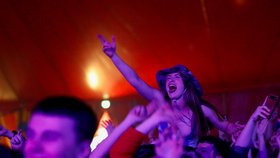 V anglickém Liverpoolu proběhl živý koncert skupiny Blossoms a dalších účinkujících, jehož se účastnilo na 5000 diváků bez nutnosti nosit roušku a dodržovat rozestupy. (2. 5. 2021)