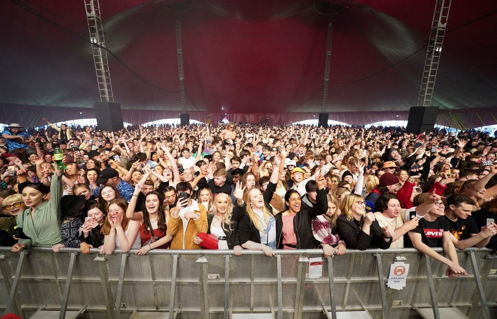 V anglickém Liverpoolu proběhl živý koncert skupiny Blossoms a dalších účinkujících, jehož se účastnilo na 5000 diváků bez nutnosti nosit roušku a dodržovat rozestupy. (2. 5. 2021)