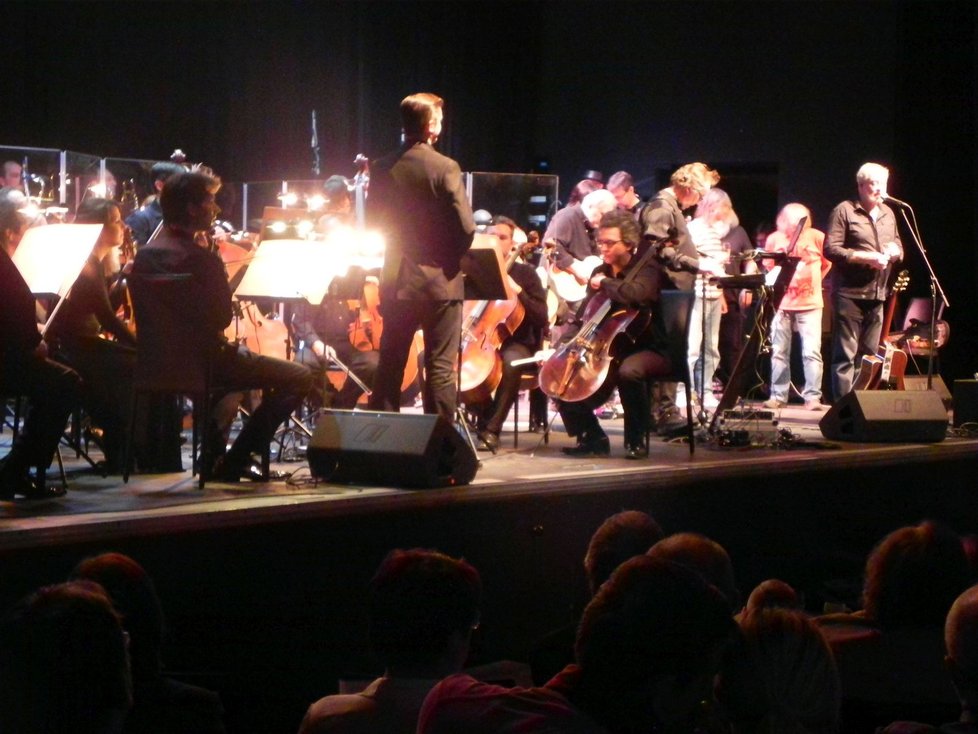 Město Er - síly spojily Framus Five a Karlovarský symfonický orchestr. Výsledek je dokonalý!