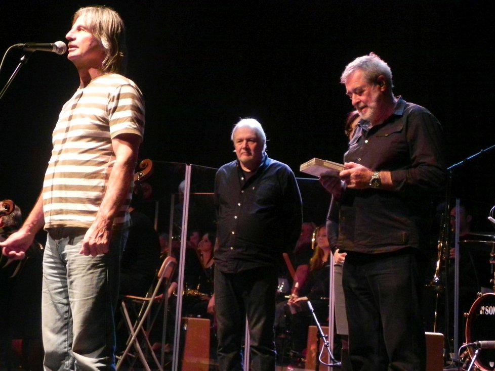 Došlo i na křest CD jednotlivých členů Framus Five. Jedním z kmotrů se stal i Pavel Váně z Progresu 2 ( v popředí).