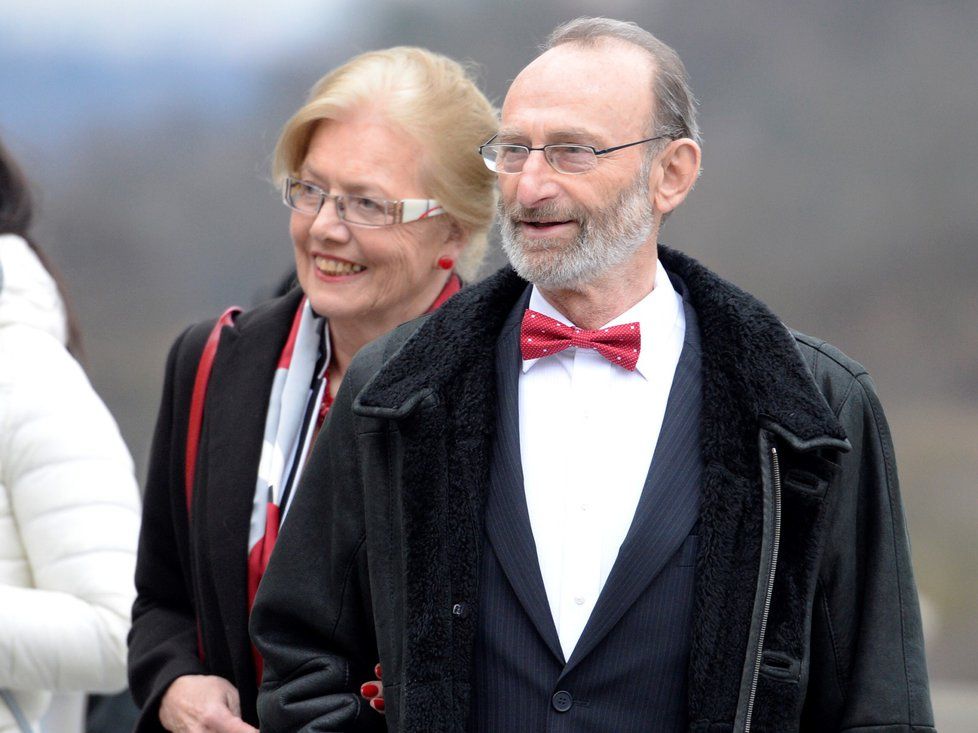 Na slavnostní koncert k inauguraci Miloše Zemana dorazil v červeném motýlku také bývalý ministr dopravy v Zemanově vládě Jaromír Schling