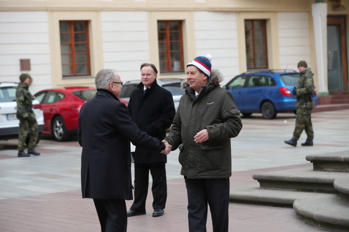 Na Slavnostní koncert k inauguraci Miloše Zemana se začali první hosté sjíždět už krátce po 17. hodině. Nejčastěji přicházeli na Hrad z Hradčanského náměstí