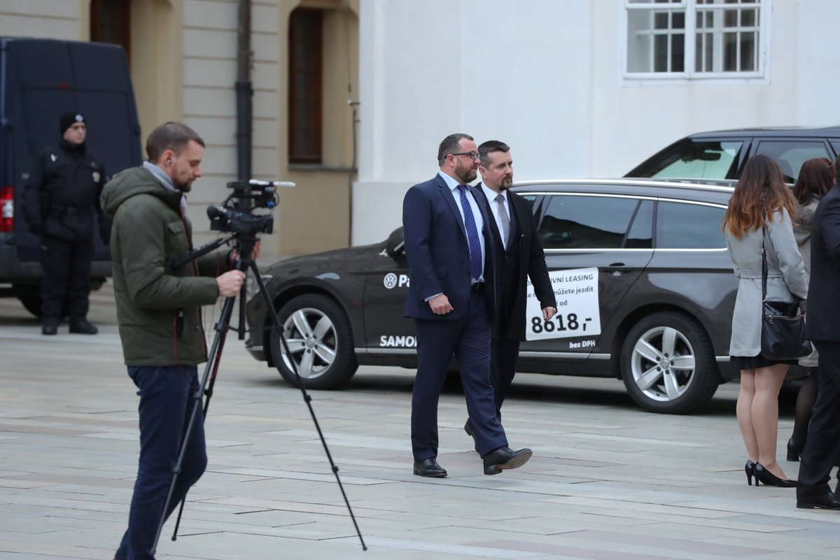 Na Slavnostní koncert k inauguraci Miloše Zemana se začali první hosté sjíždět už krátce po 17. hodině. Nejčastěji přicházeli na Hrad z Hradčanského náměstí