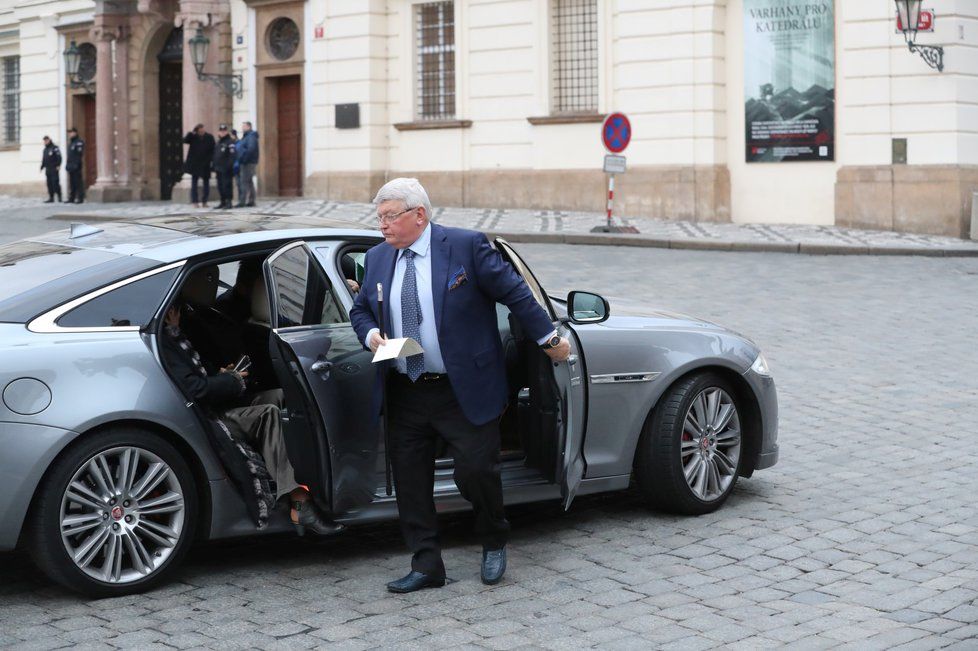 Na Slavnostní koncert k inauguraci Miloše Zemana se začali první hosté sjíždět už krátce po 17. hodině. Nejčastěji přicházeli na Hrad z Hradčanského náměstí.