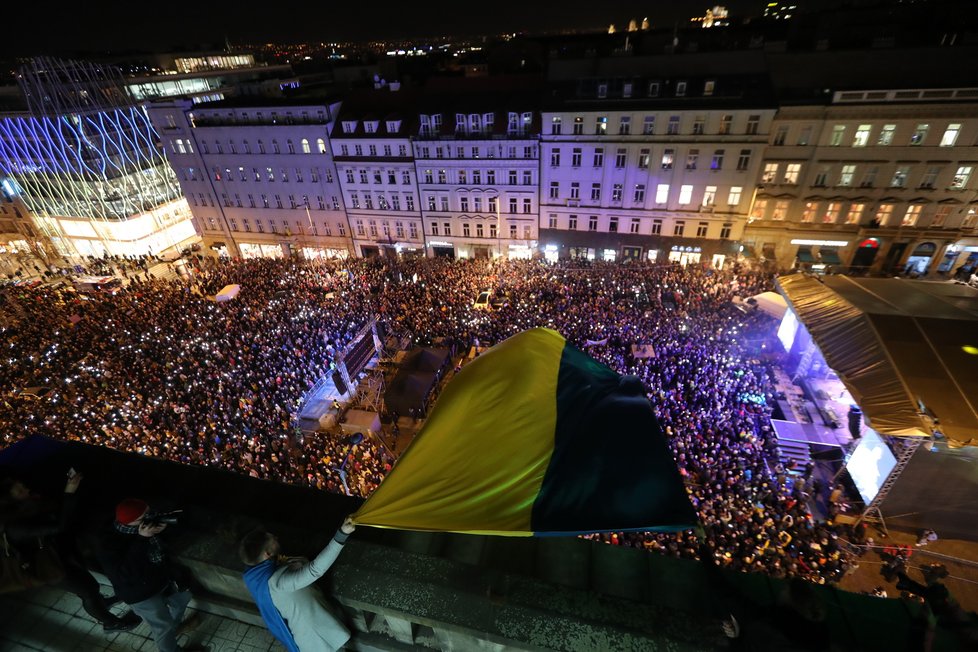 Koncert pro Ukrajinu na Václavském náměstí, kterým mohou diváci a publikum podpořit uprchlíky, které invaze ruské armády vyhnala z jejich domovů. (1. březen 2022)