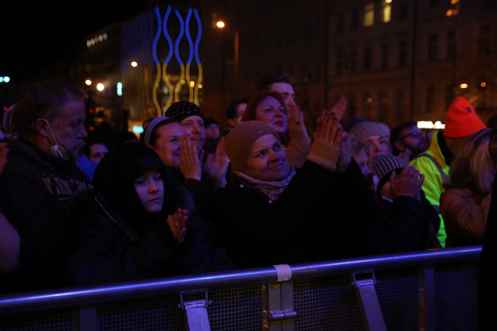 Koncert pro Ukrajinu na Václavském náměstí, kterým mohou diváci a publikum podpořit uprchlíky, které invaze ruské armády vyhnala z jejich domovů. (1. březen 2022)