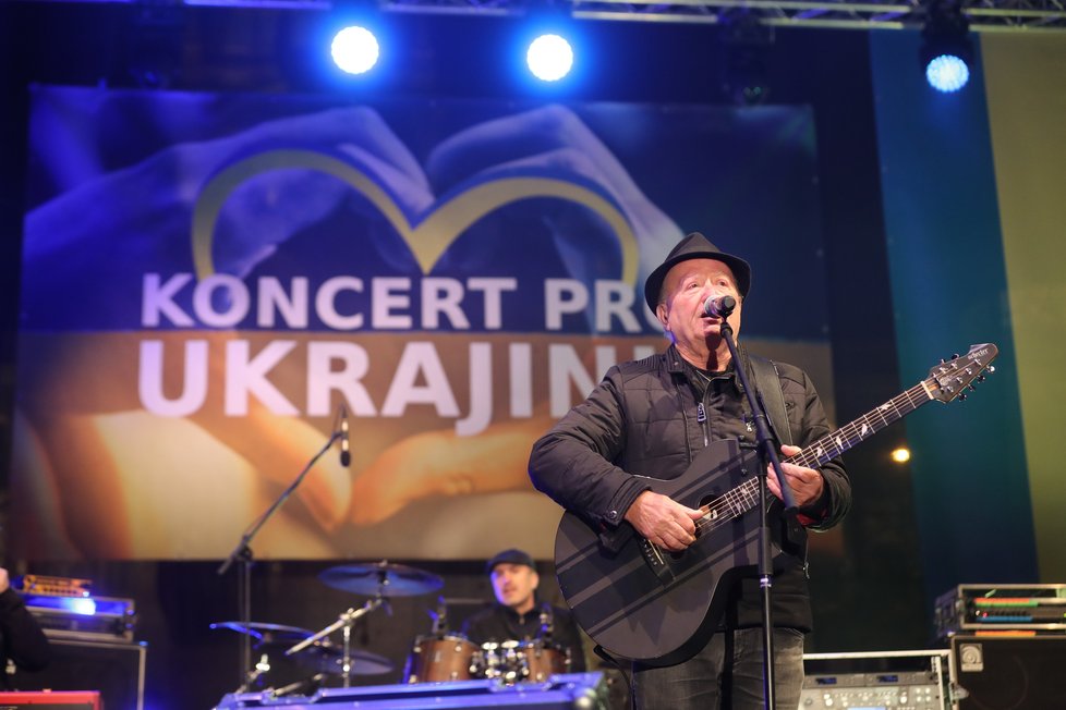 Koncert pro Ukrajinu na Václavském náměstí, jímž mohou diváci a publikum podpořit uprchlíky, které invaze ruské armády vyhnala z jejich domovů (1. březen 2022).