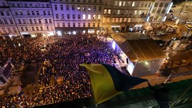 Koncert pro Ukrajinu na Václavském náměstí, kterým mohou diváci a publikum podpořit uprchlíky, které invaze ruské armády vyhnala z jejich domovů. (1. březen 2022)