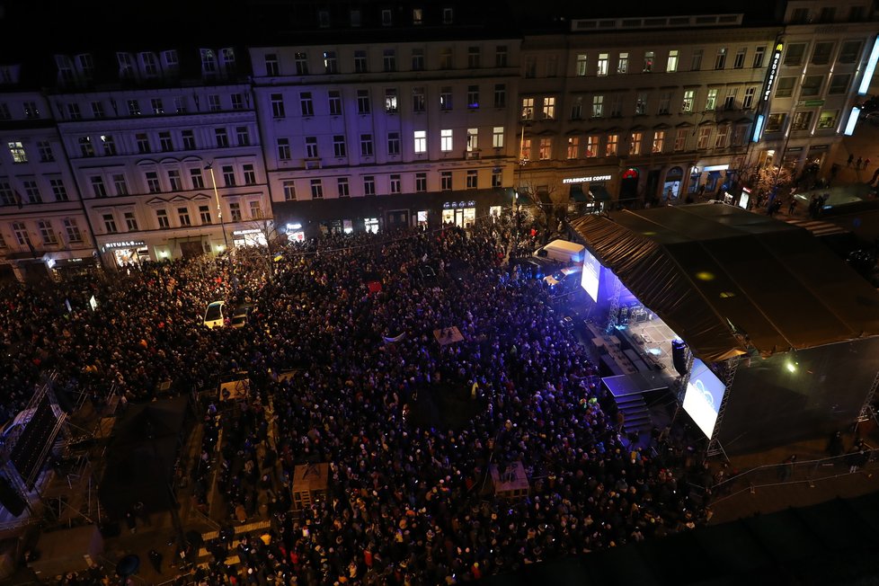 Koncert pro Ukrajinu na Václavském náměstí, kterým mohou diváci a publikum podpořit uprchlíky, které invaze ruské armády vyhnala z jejich domovů. (1. březen 2022)