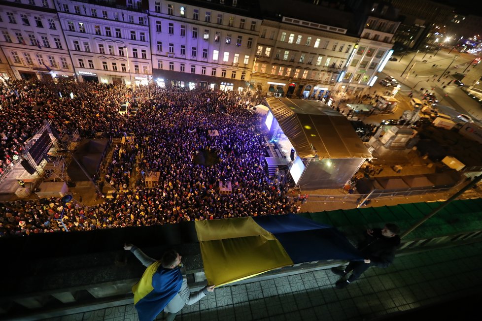 Koncert pro Ukrajinu na Václavském náměstí, kterým mohou diváci a publikum podpořit uprchlíky, které invaze ruské armády vyhnala z jejich domovů. (1. březen 2022)