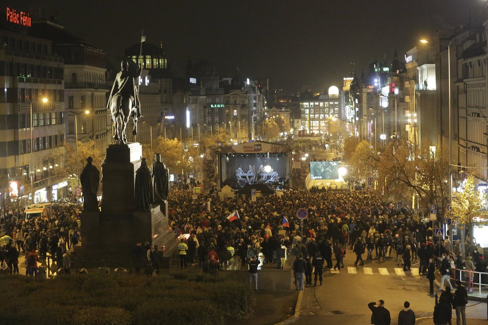 Takhle to na Václavském náměstí v Praze vypadalo, když se slavilo 25 let od sametové revoluce.
