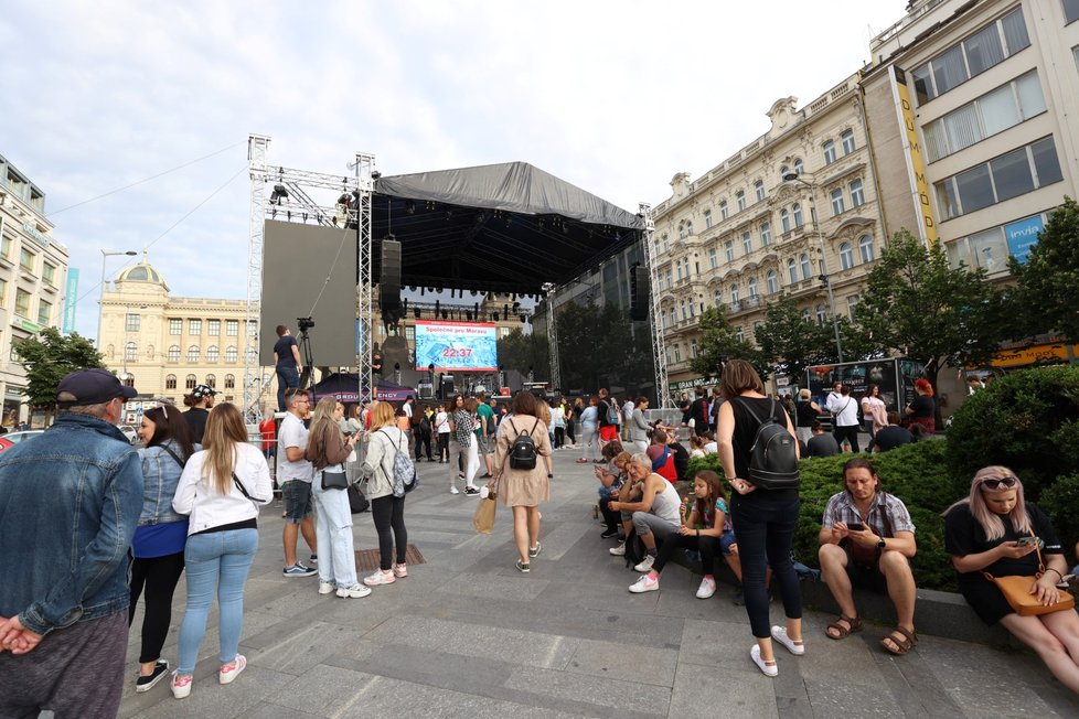 Na Václavském náměstí se konal benefiční koncert pro obyvatele jižní Moravy, kterým na konci června zdevastovalo domovy ničivé tornádo.