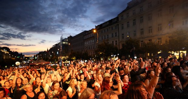 Na Václavském náměstí se konal benefiční koncert pro obyvatele jižní Moravy, kterým na konci června zdevastovalo domovy ničivé tornádo.