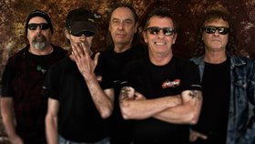 Bývalý člen kapely AC/DC Phil Rudd (druhý zprava) přijede do Brna se svou kapelou zahrát nejen své vlastní album, ale i největší pecky výše zmíněné australské skupiny.