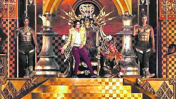 Výstup krále popu Michaela Jacksona. Na speciálním pódiu »zazpíval« Slave to the Rhythm, spolu s ním vystoupil tým tanečníků.