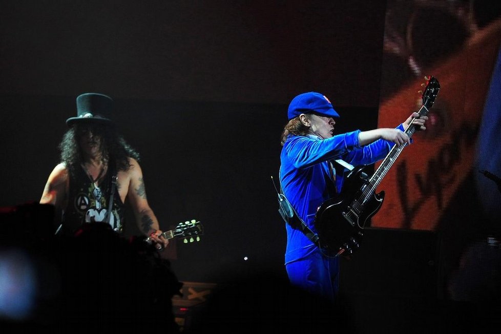 Koncerty skupiny AC/DC odzpívá Axl Rose z Guns N&#39; Roses