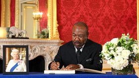 Prezident Gabonu Ali Bongo podepisuje kondolenční knihu za královnu Alžbětu II (18. 9. 2022)