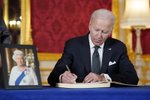 Prezident Joe Biden  podepisuje kondolenční knihu za královnu Alžbětu II (18. 9. 2022)