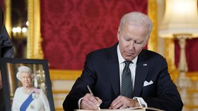 Prezident Joe Biden  podepisuje kondolenční knihu za královnu Alžbětu II (18. 9. 2022)