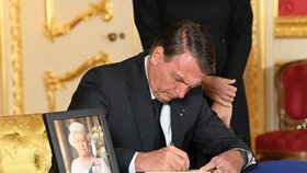 Prezident Brazílie Jair Bolsonaro  podepisuje kondolenční knihu za královnu Alžbětu II (18. 9. 2022)
