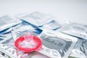 Oslavme Mezinárodní den kondomů: Chrání při sexu, válce i reportáži
