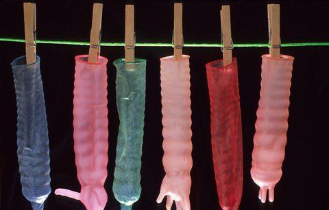 Veganské, jedlé, plátěné: Na světě se ročně použije 8 miliard kondomů 