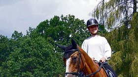 Aneta Volfová (16) s koněm Vanitasem, kterému je již 25 let, ale stále se na něm dobře jezdí