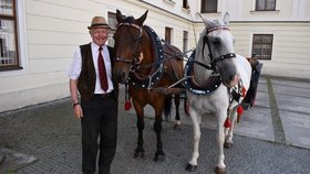 Havíř Valter (75): 20 let vozí svatby, pohřby i turisty v kočáře