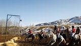 Jezdci na koních protestovali proti čínským penězům. „Nedáme se,“ volali