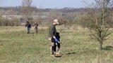 U milovických koní se uklízelo: Dobrovolníci odstraňovali pozůstatky po armádě