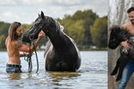 Charitativní kalendář plný svalovců pomůže osiřelým hříbatům.