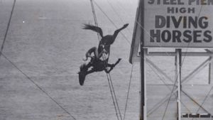 Děsivá smrtící zábava: Dívky skáčou na koni z výšky do vody a společně se potápí