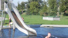 Přírodní koupaliště Biotop navštěvují v teplých zářijových dnech především senioři a rodiny s dětmi.