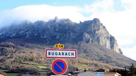 Franouzská hora nad městečkem Bugarach, kam se chystají tisíce lidí přežít apokalypsu