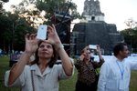 Turistky si fotí mayské památky v Guatemale