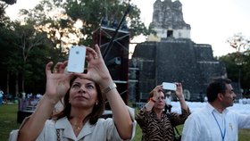 Turistky si fotí mayské památky v Guatemale