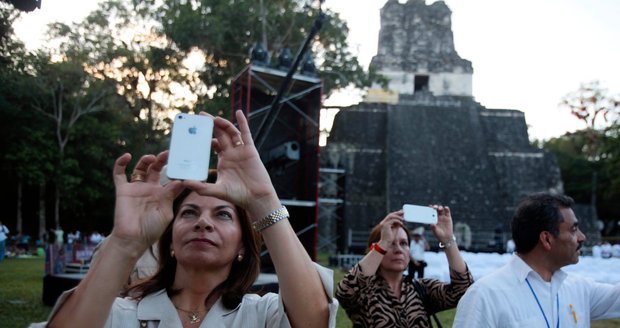 Turistky si fotí mayské památky v Guatemale