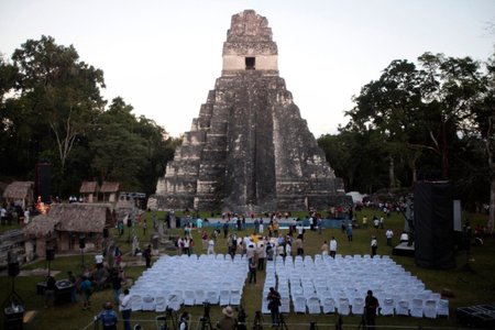 Pohled na velkou pyramidu v Tikalu